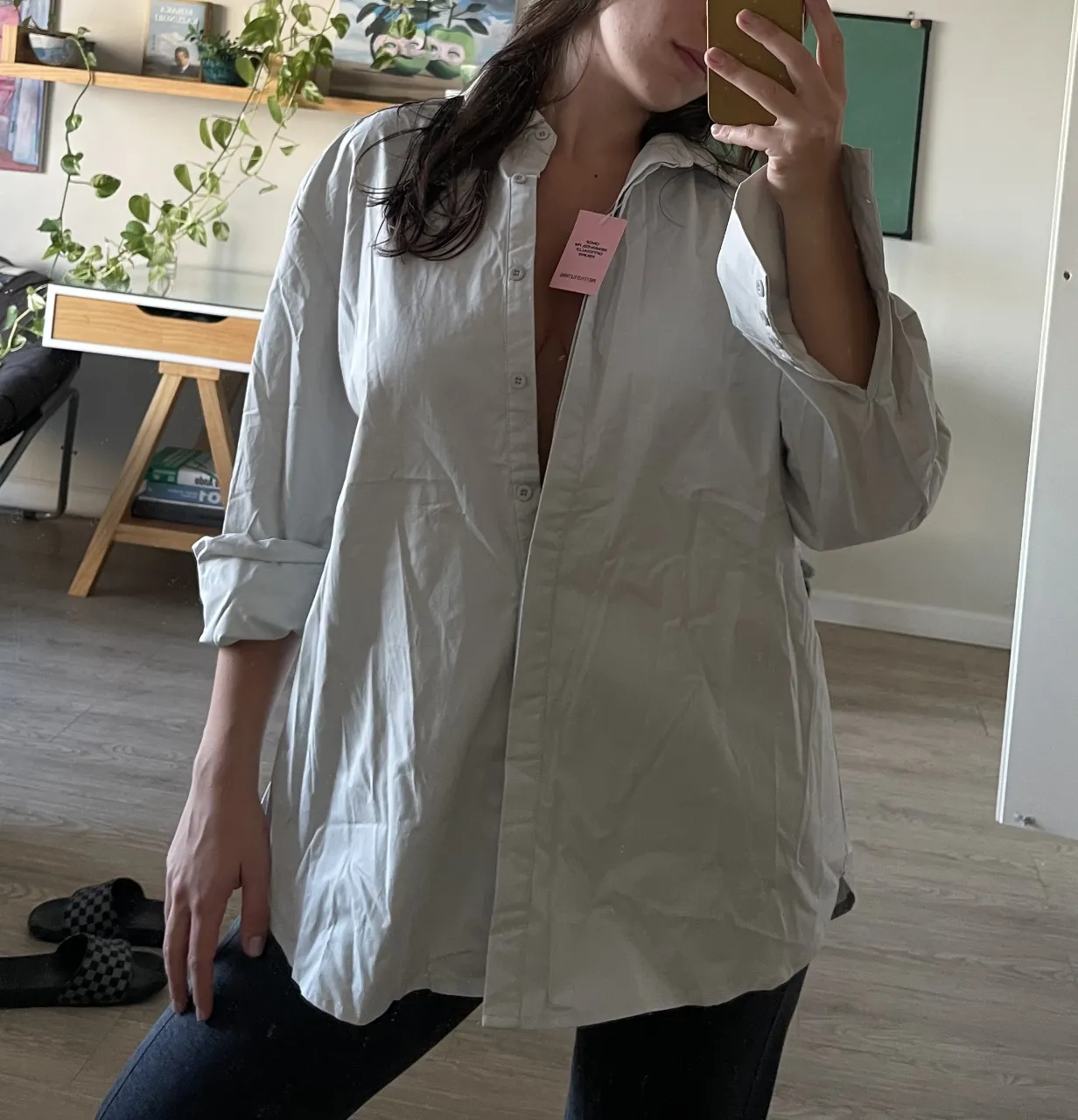 Camisa oversize de algodón en color gris claro. Es una prenda súper versátil, ideal para usar abierta sobre un top o cerrada. Queda genial con jeans o pantalones de vestir. Un básico canchero para cualquier guardarropa.