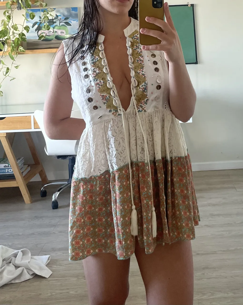 Vestido boho blanco con detalles de bordados y conchas en el escote. Comprado en una boutique de Lisboa, Portugal. Posee un estampado floral en la parte inferior y flecos. Ideal para un look playero o de festival.