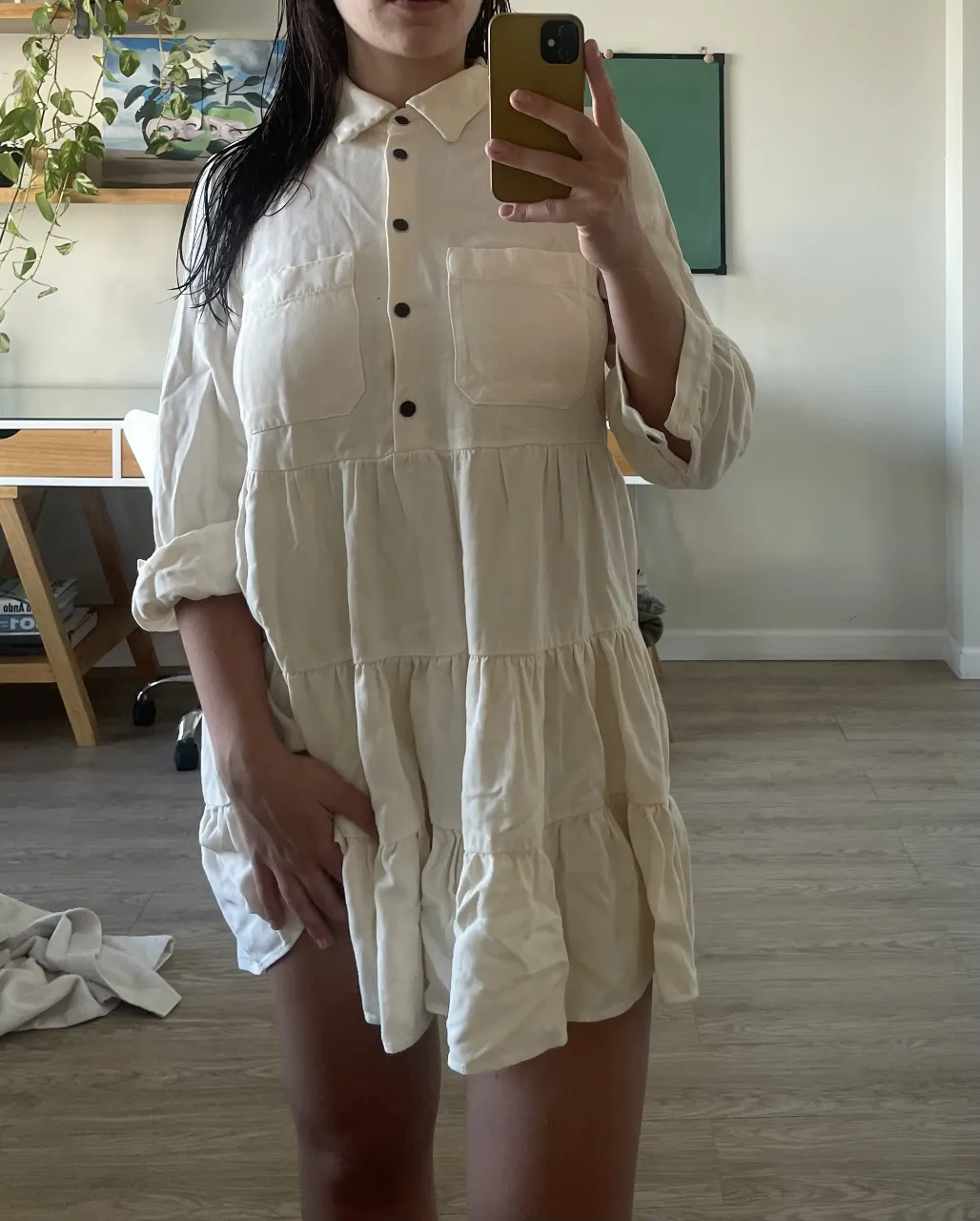 Vestido camisero blanco roto, con volados y bolsillos. Ideal para un look fresco y canchero.