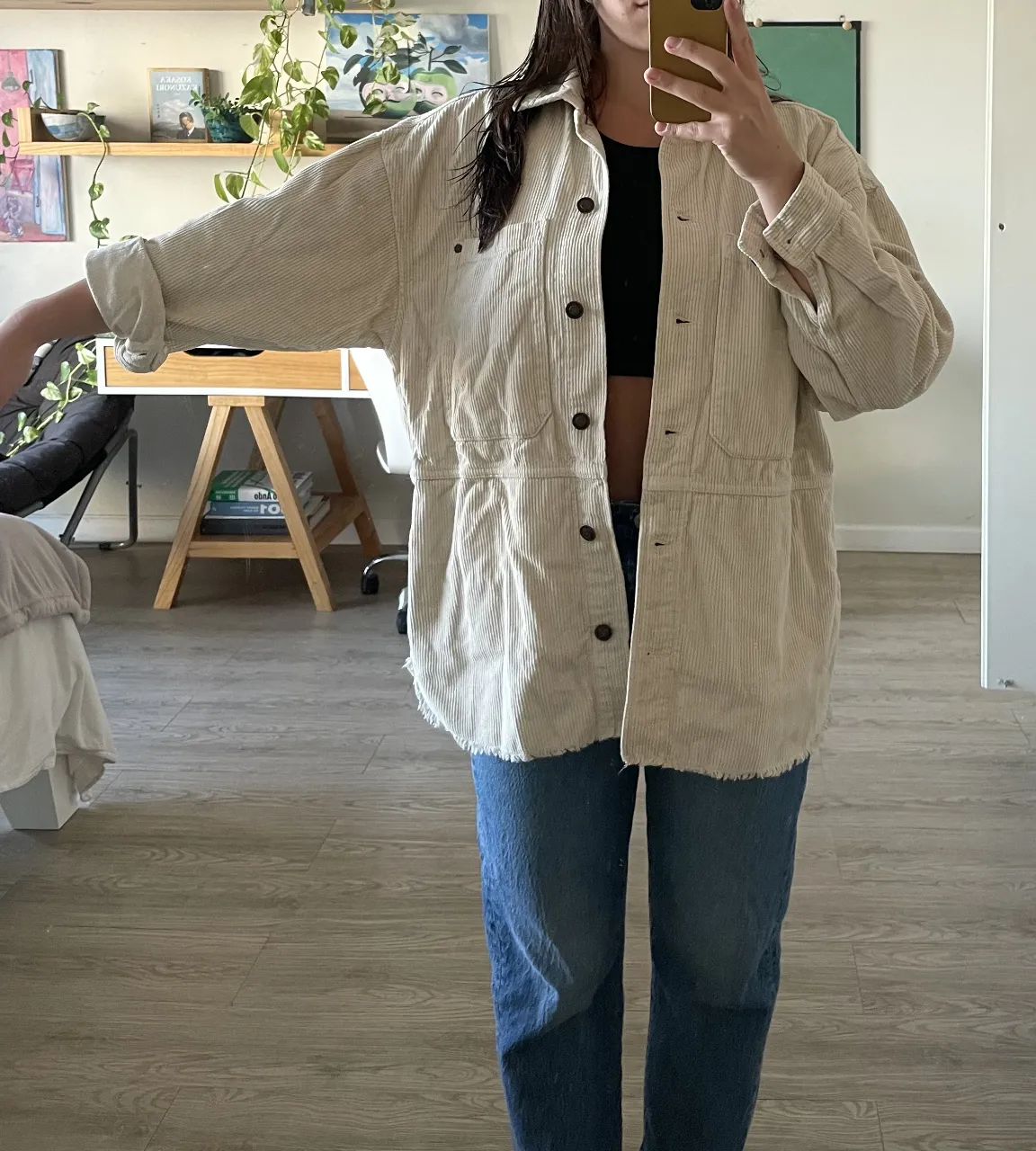 Campera de pana color crudo, ideal para un look canchero y relajado. Tiene botones al frente y bolsillos. Perfecta para usar abierta o cerrada, combinada con jeans o pantalones.