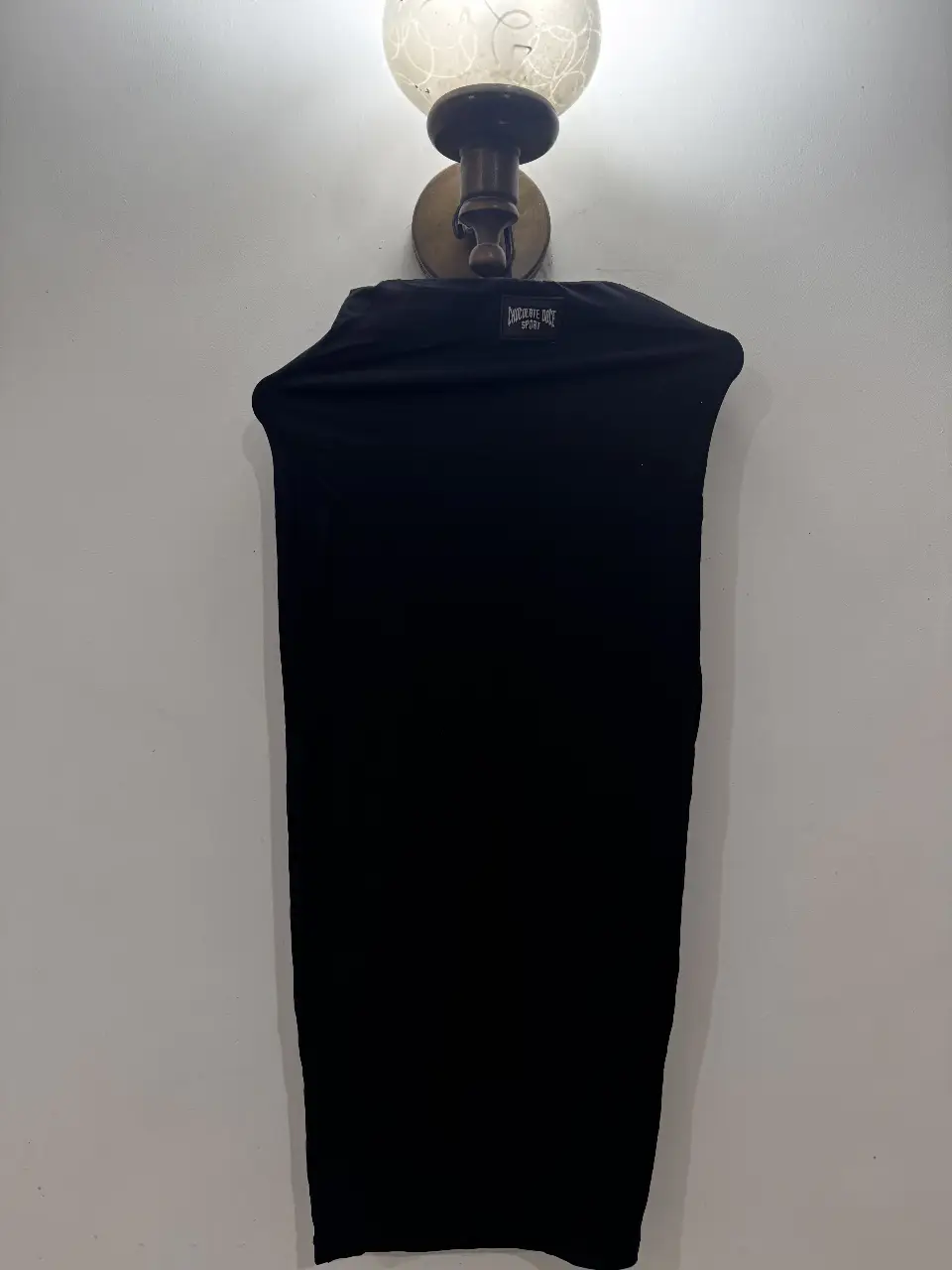 Pollera midi negra de tejido grueso, ideal para un look elegante y versátil. Confeccionada con un tejido que se adapta al cuerpo, esta pollera es perfecta para cualquier ocasión.