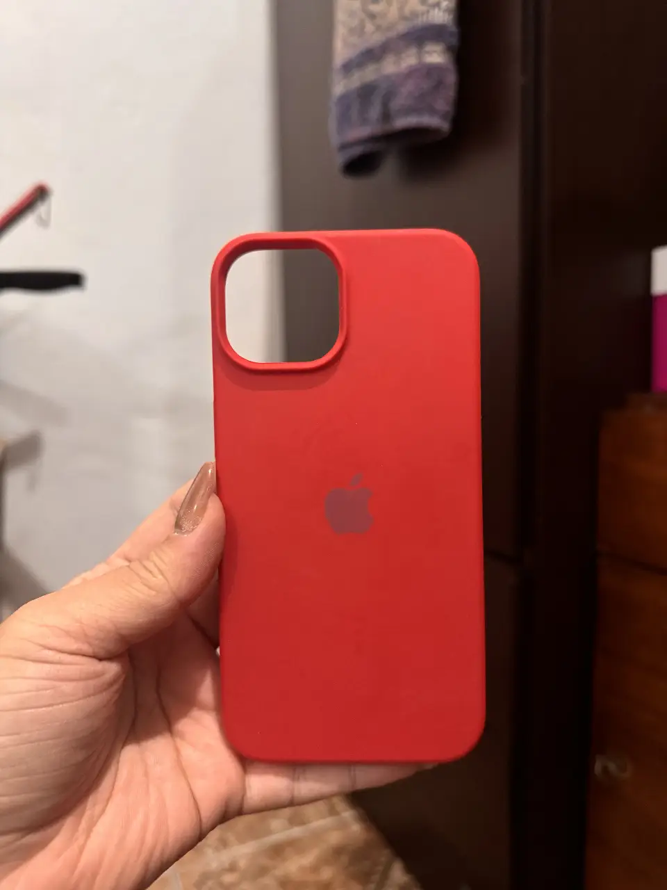 Funda roja para iPhone, ideal para proteger tu celular con estilo. Diseño liso y ajuste perfecto.
