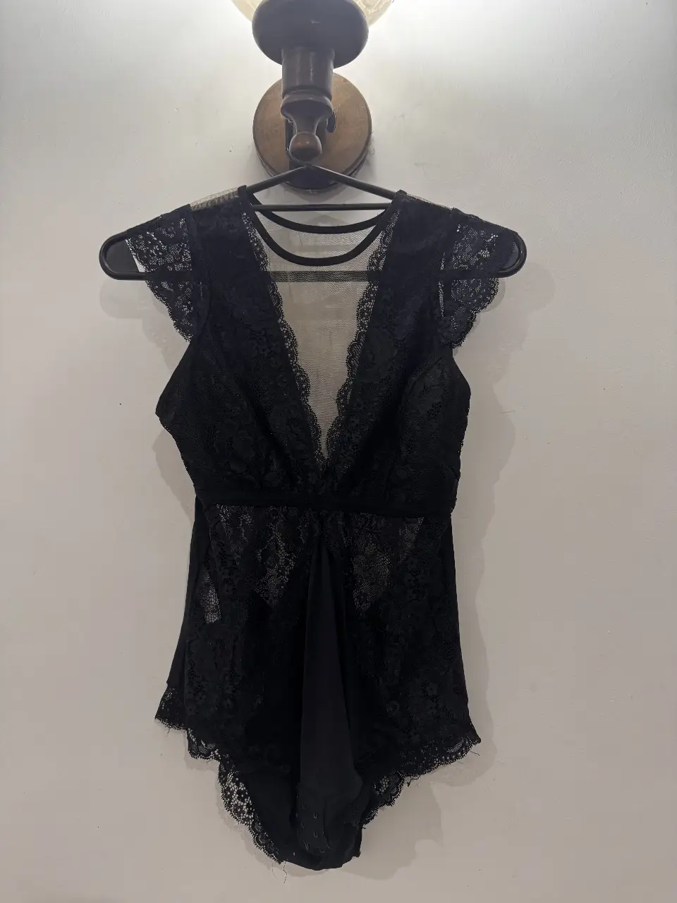 Body de encaje negro, ideal para una noche especial. Diseño elegante y sensual, perfecto para realzar tu figura. Un básico imprescindible en tu guardarropa de lencería.