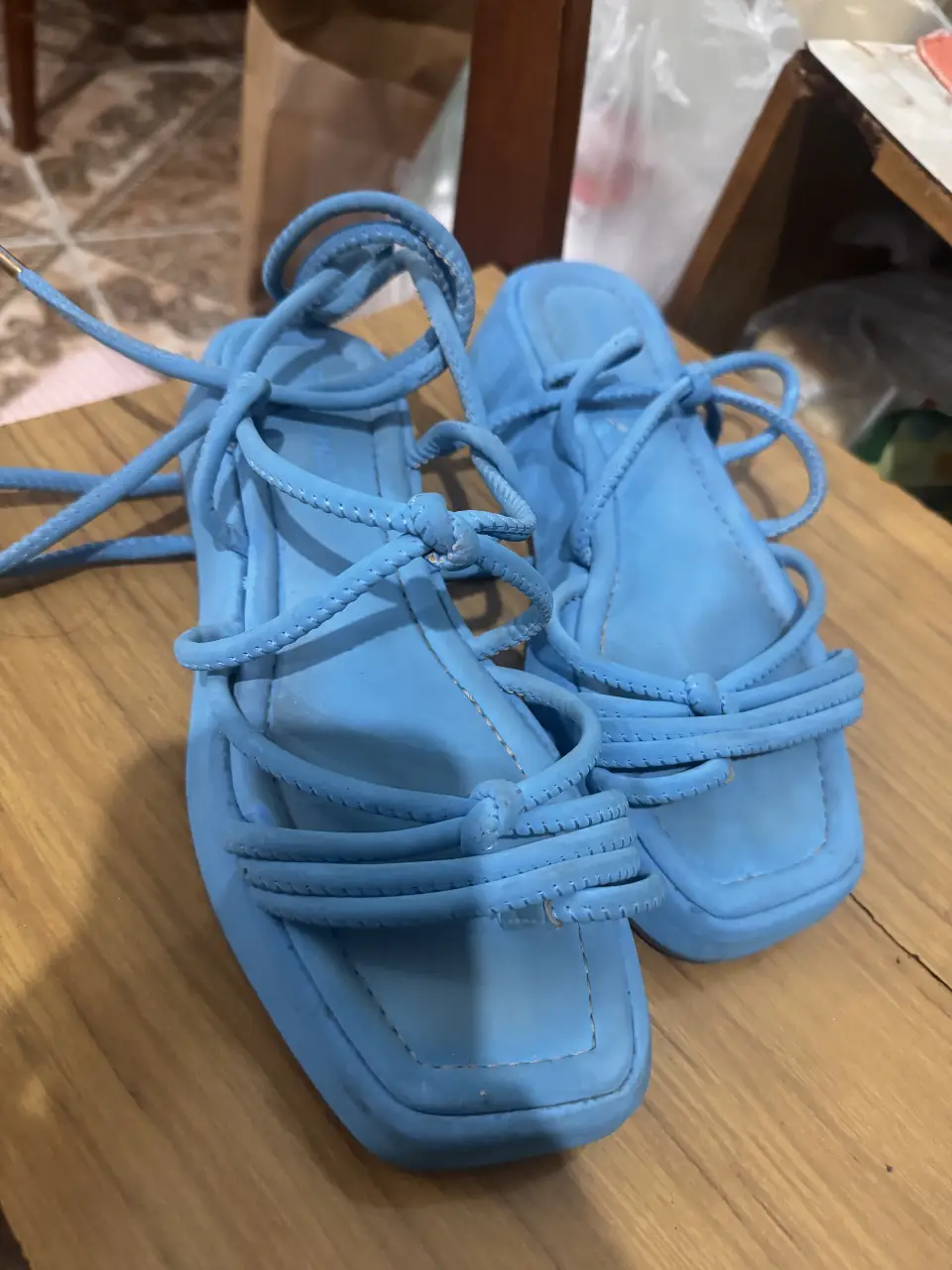 Sandalias planas azules con tiras para atar al tobillo. Ideales para un look fresco y veraniego.