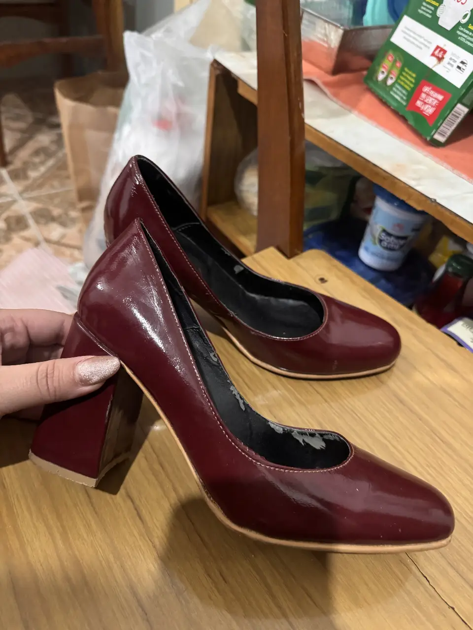 Elegantes tacos de charol color borgoña, con taco ancho para mayor comodidad. Ideales para eventos formales o para darle un toque sofisticado a tu look.