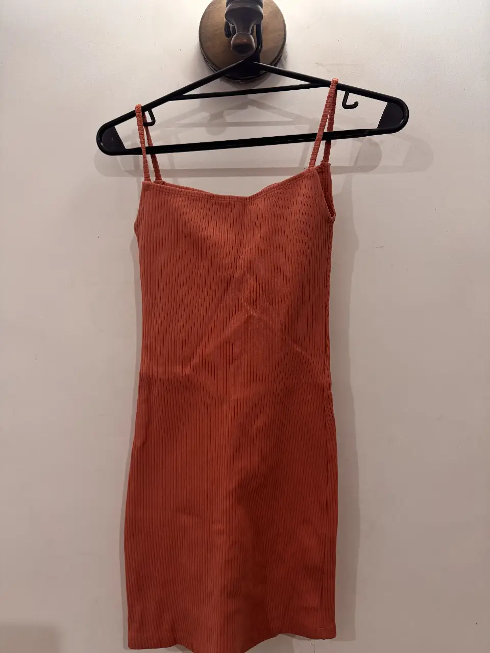 Vestido mini de mujer, color naranja, con tirantes finos y diseño acanalado. Ideal para un look casual y fresco.