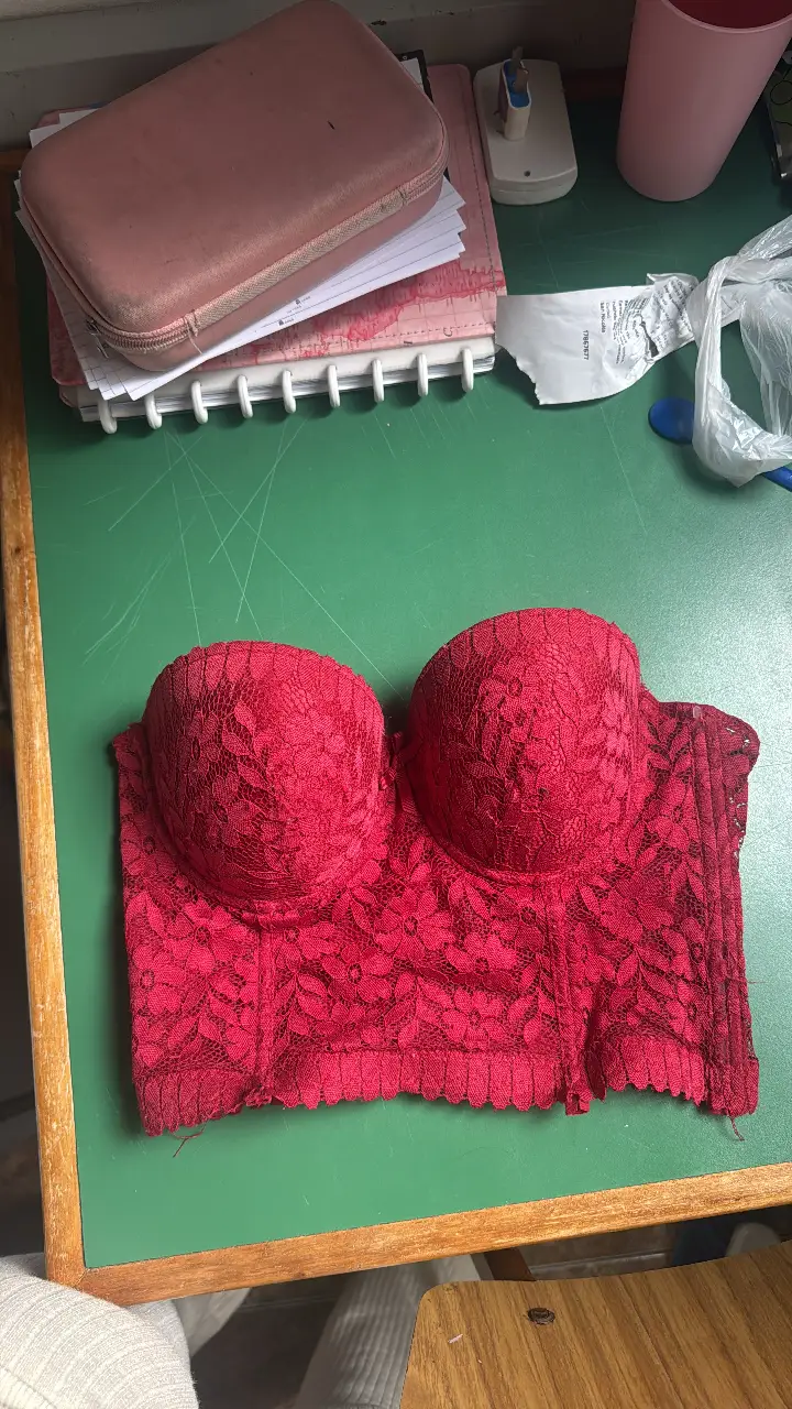 Corpiño de encaje rojo, ideal para ocasiones especiales. Diseño elegante y romántico.