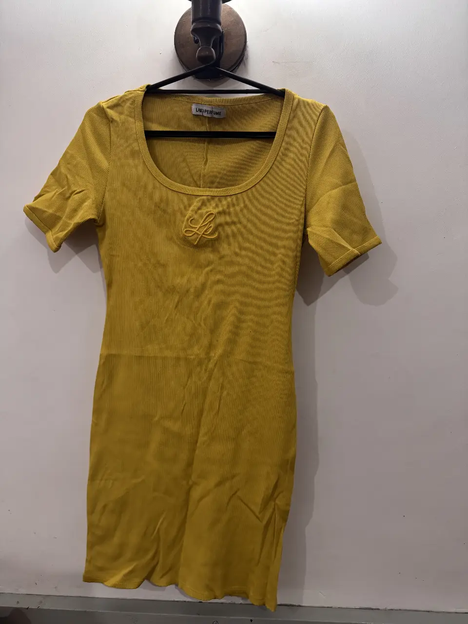 Vestido mini de color amarillo, con mangas cortas y cuello redondo. Ideal para un look casual y moderno.