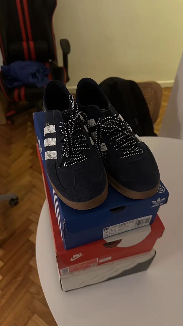 Zapatillas Adidas Gazelle x CLOT azules con detalles blancos y suela de goma. Un clásico de la moda urbana, ideales para un look casual y cómodo.