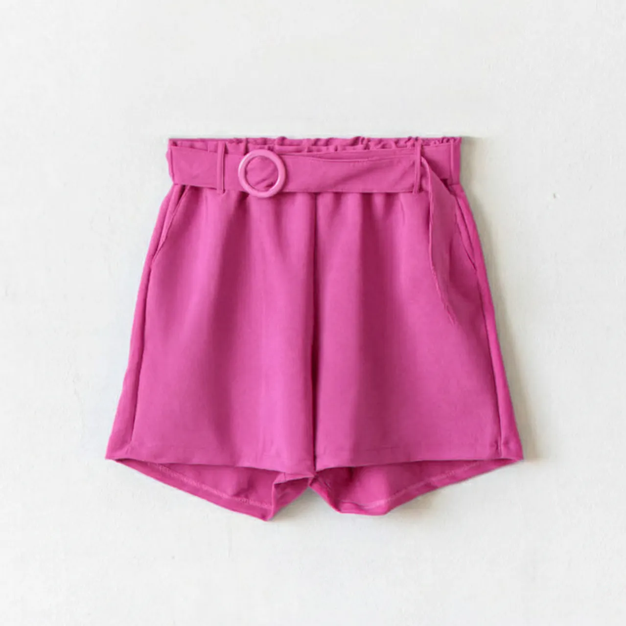 Shorts de vestir color fucsia, tiro alto, con cintura elastizada, con lazo y hebilla. Tela: Crepé Zara - Composición: 70% poliester - 27 % Rayón - 2 % Spandex. Talle: 60 equivalente a un 9 o XXXXL. Medidas: Contorno de cintura: 128cm - Contorno de cadera: 148cm