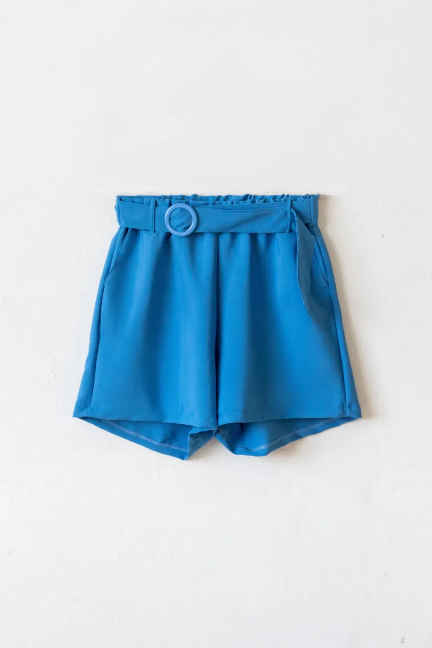 Shorts de vestir color fucsia, tiro alto, con cintura elastizada, con lazo y hebilla. Tela: Crepé Zara - Composición: 70% poliester - 27 % Rayón - 2 % Spandex. Talle: 60 equivalente a un 9 o XXXXL. Medidas: Contorno de cintura: 128cm - Contorno de cadera: 148cm