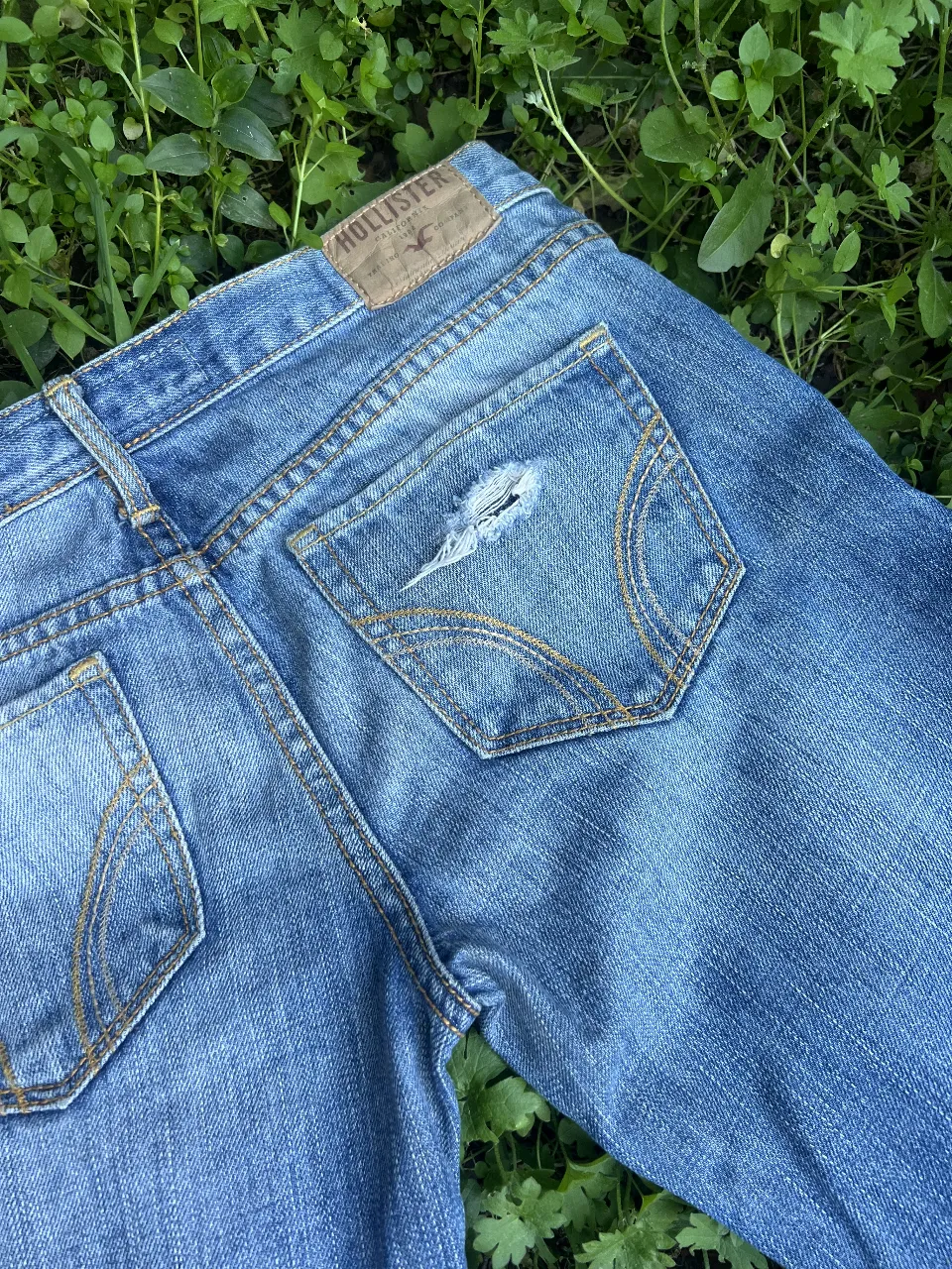 Jeans Hollister de mujer, azul, con roturas y corte campana. Talle 3S.