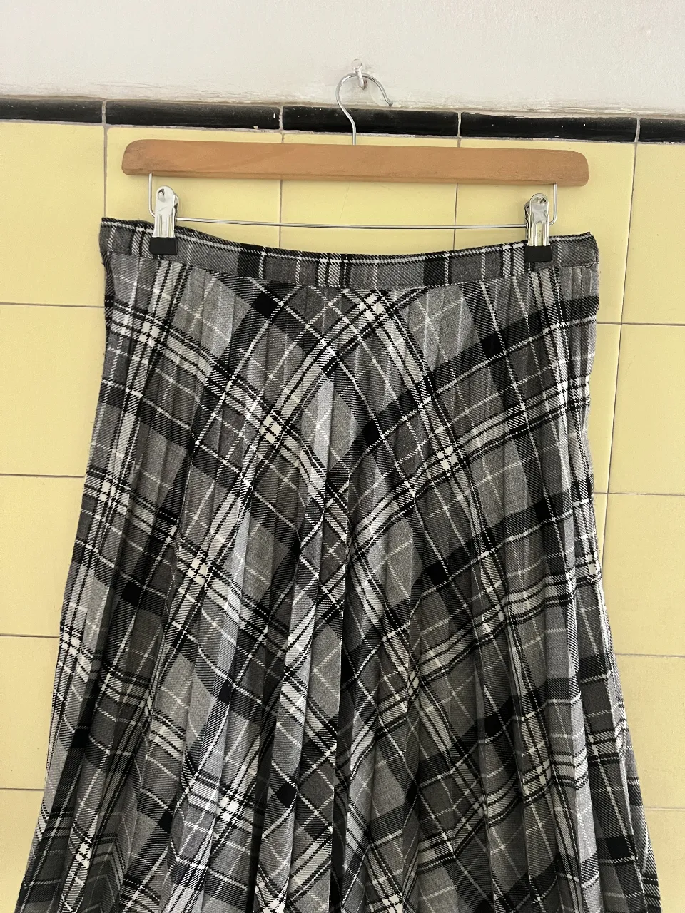 Falda Kilt plisada de lana, estampa tartán en tonos grises y blancos. Ideal para un look vintage y versátil.