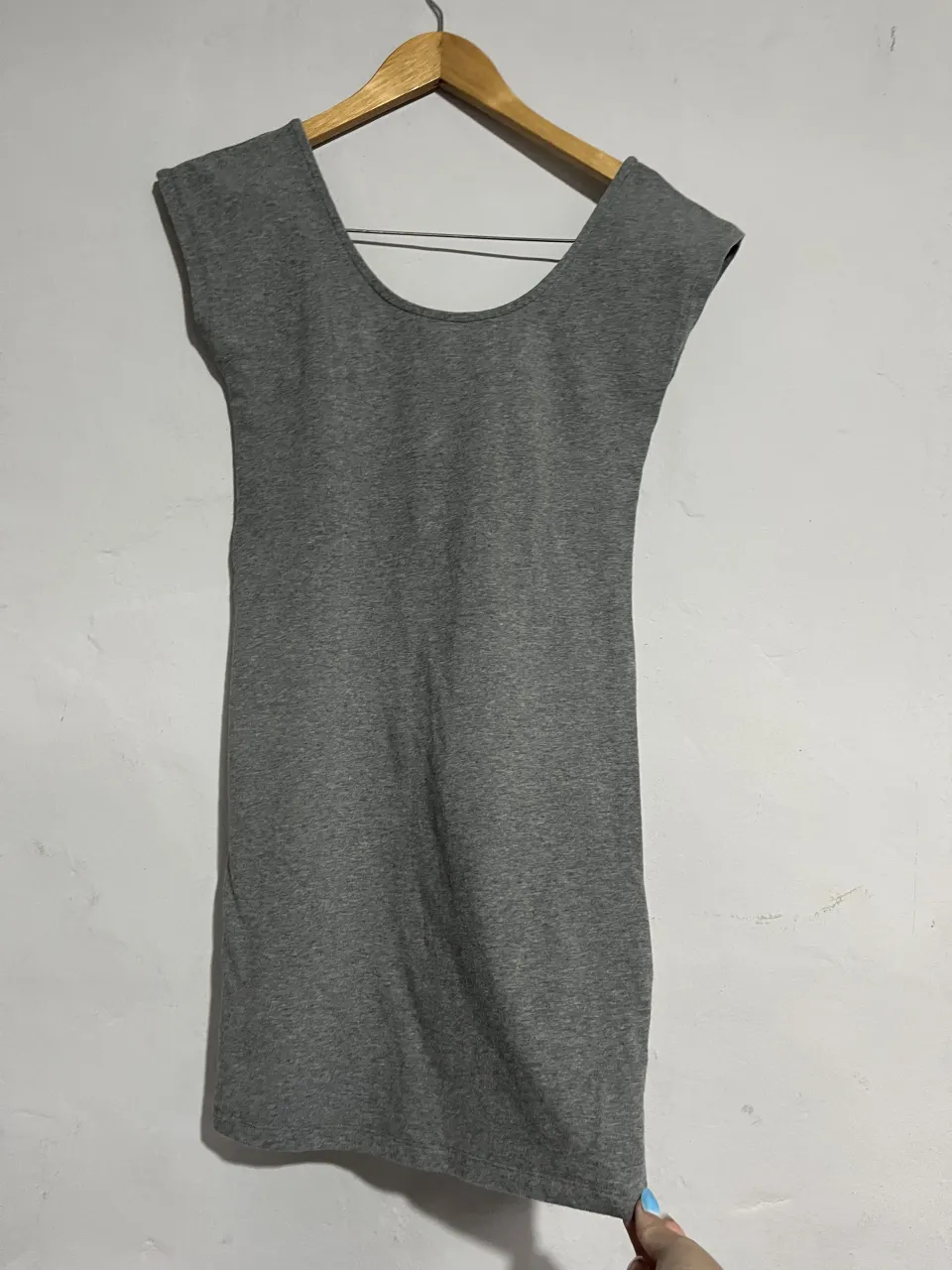 Vestido gris de algodón con espalda descubierta y moños. Ideal para un look casual y canchero.