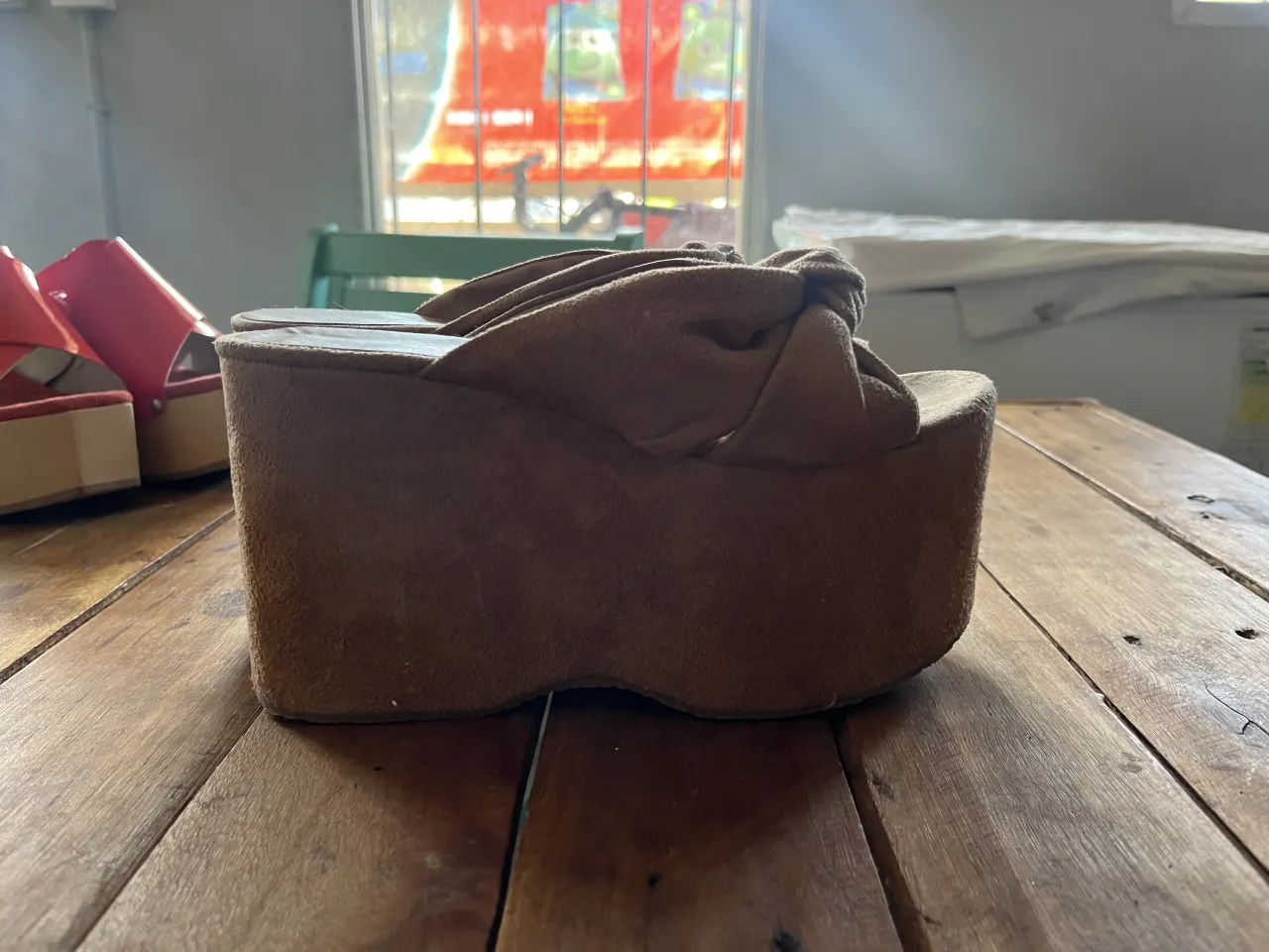 Sandalias de plataforma color marrón con nudo en la capellada. Marca SARKANY.