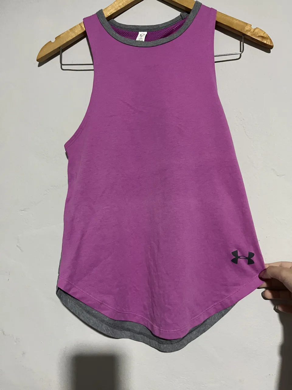 Musculosa deportiva Under Armour en color fucsia y gris. Ideal para entrenar o para un look casual y cómodo. Diseño moderno y funcional.