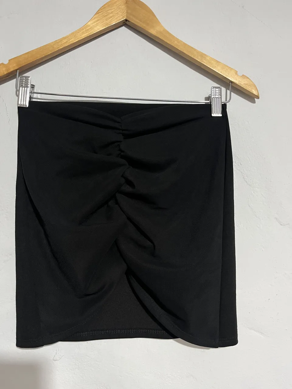 Pollera negra con fruncido delantero. Diseño moderno y canchero, ideal para looks de noche o para darle un toque especial a tu outfit.