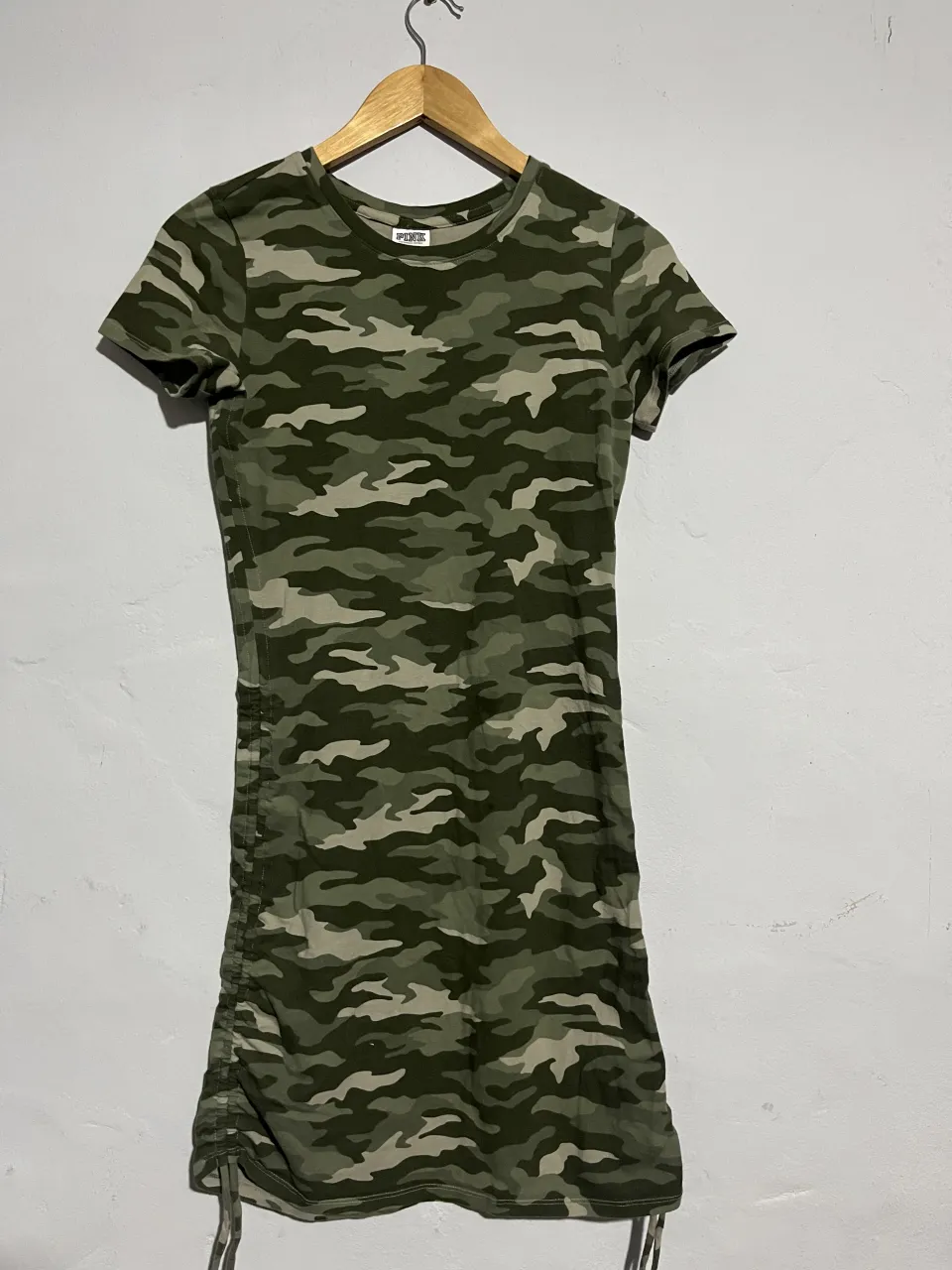 Vestido camuflado de algodón, con tiritas para ajustar en los laterales. Ideal para un look casual y canchero.
