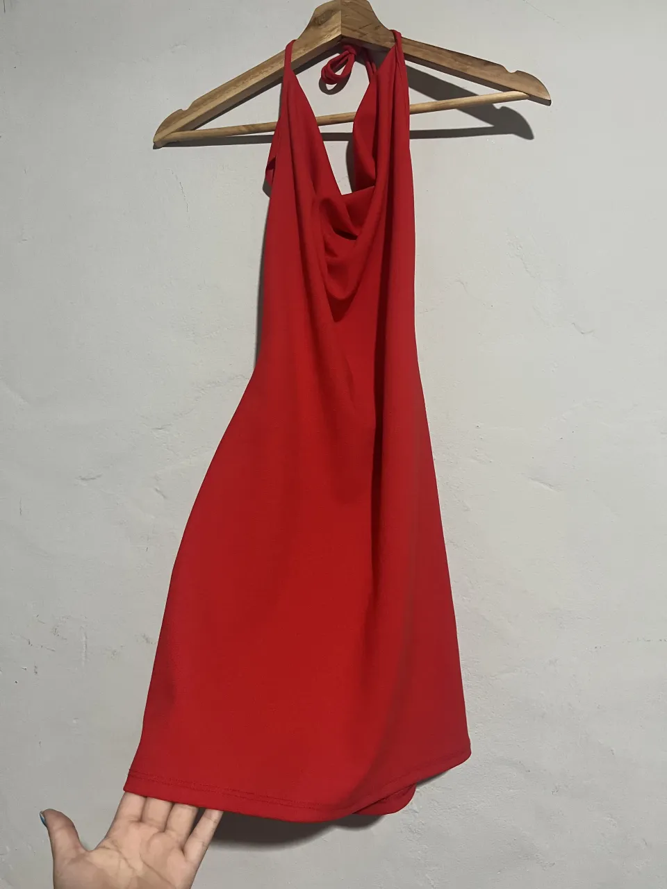 Vestido rojo escotado, ideal para fiestas o salidas nocturnas. Diseño halter con espalda descubierta y detalle fruncido en la cintura. Su corte moderno y color vibrante lo hacen perfecto para destacar.