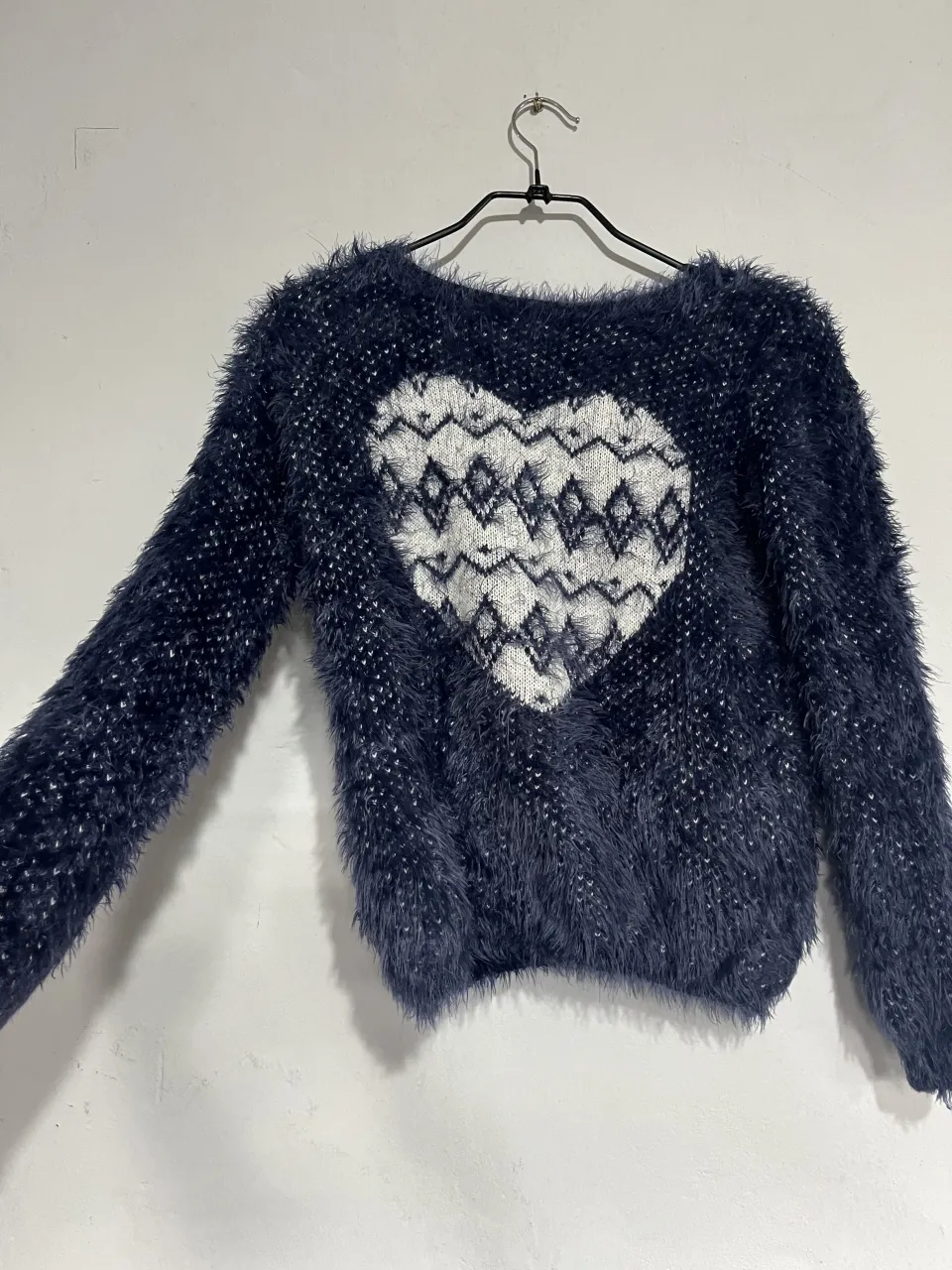 Sweater de lanilla súper suave con diseño de corazón estampado en el frente. Ideal para un look tierno y abrigado.