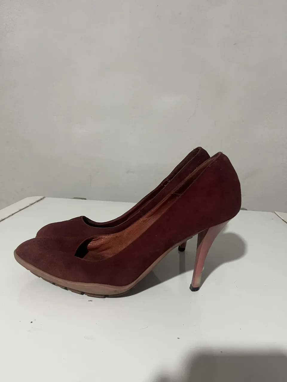 Zapatos de taco alto color bordó, ideales para un look elegante y sofisticado. Perfectos para eventos formales o salidas nocturnas.