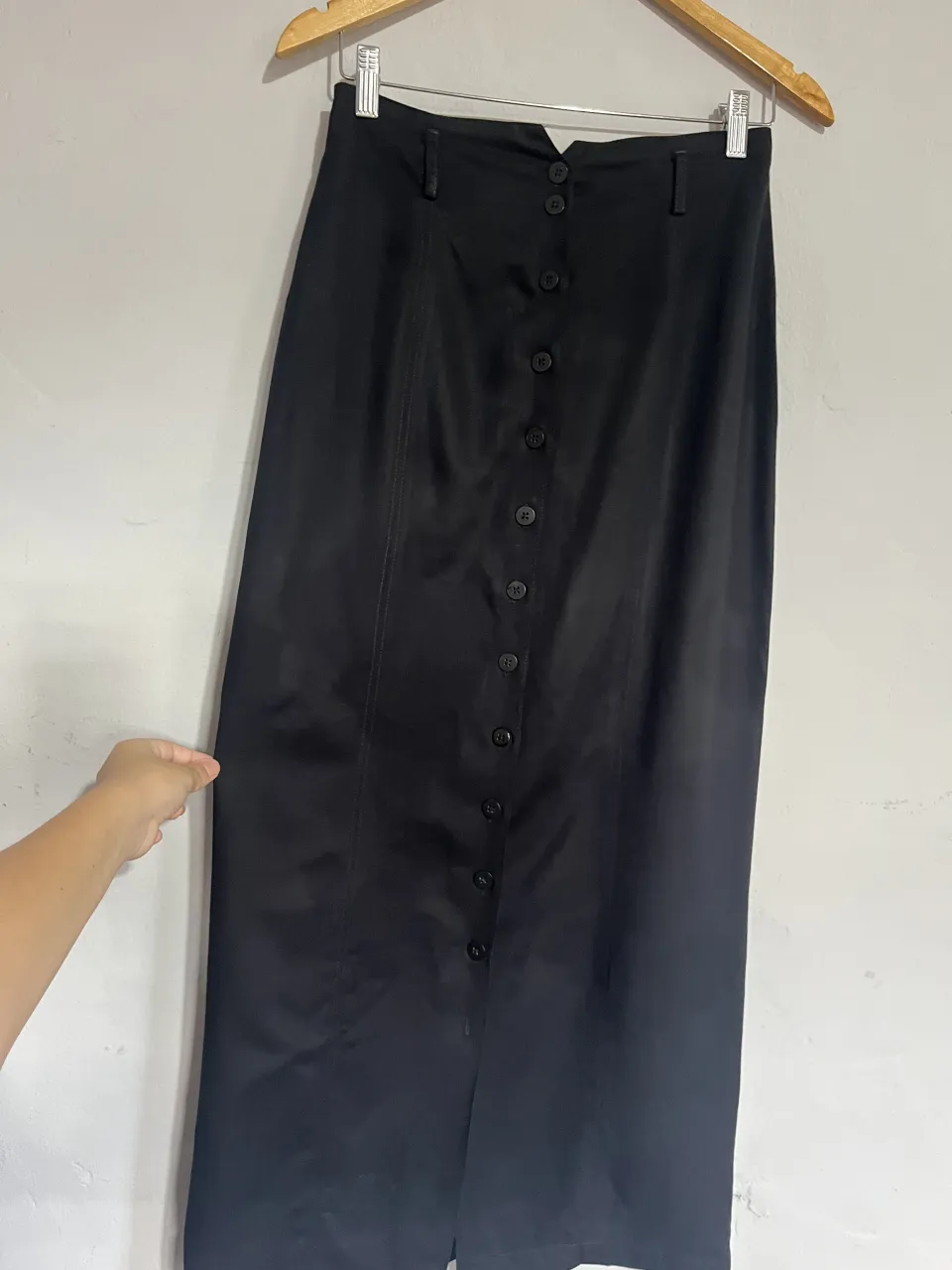 Pollera larga negra de GAP, con botones al frente y corte recto. Ideal para un look elegante y moderno.