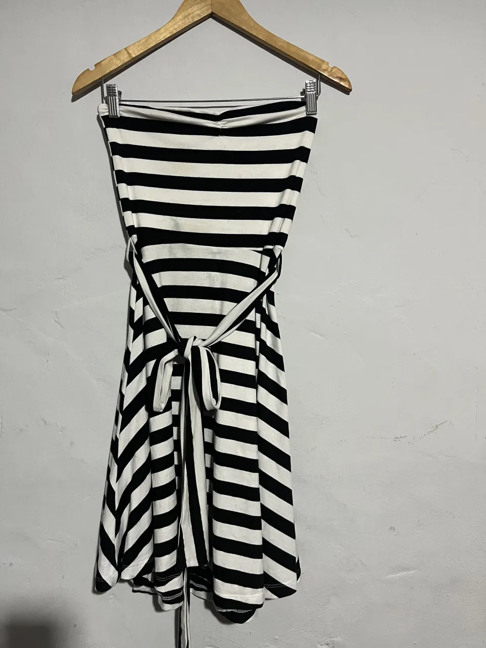 Vestido strapless a rayas blancas y negras, con cinturón de tela para anudar. Ideal para un look casual y fresco.(DETALLE EN LA 2 FOTO)