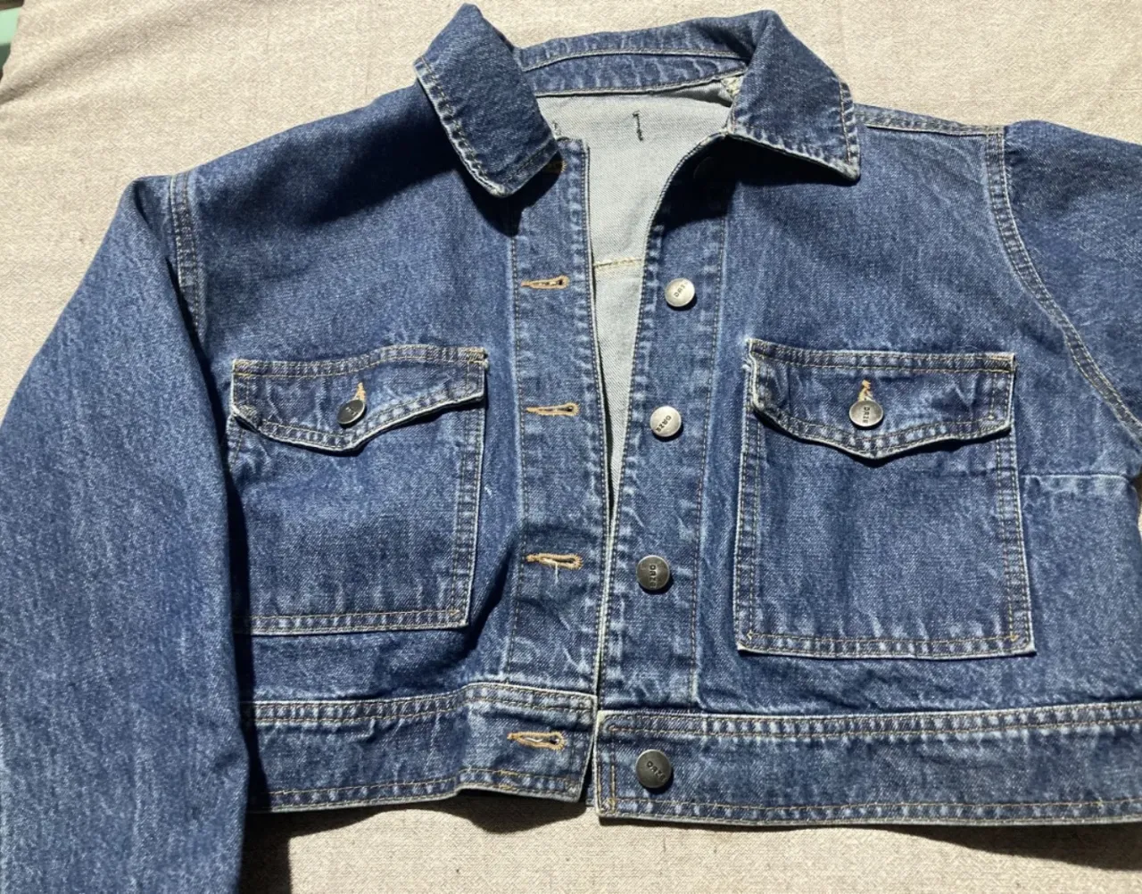 Campera de jean corta, ideal para un look canchero y moderno. Perfecta para usar en cualquier momento del día.