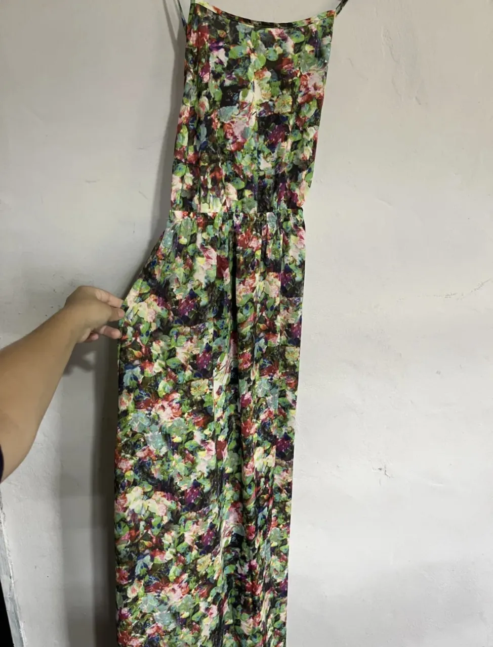 Vestido largo estampado floral multicolor con tiras cruzadas en la espalda y cintura elastizada.