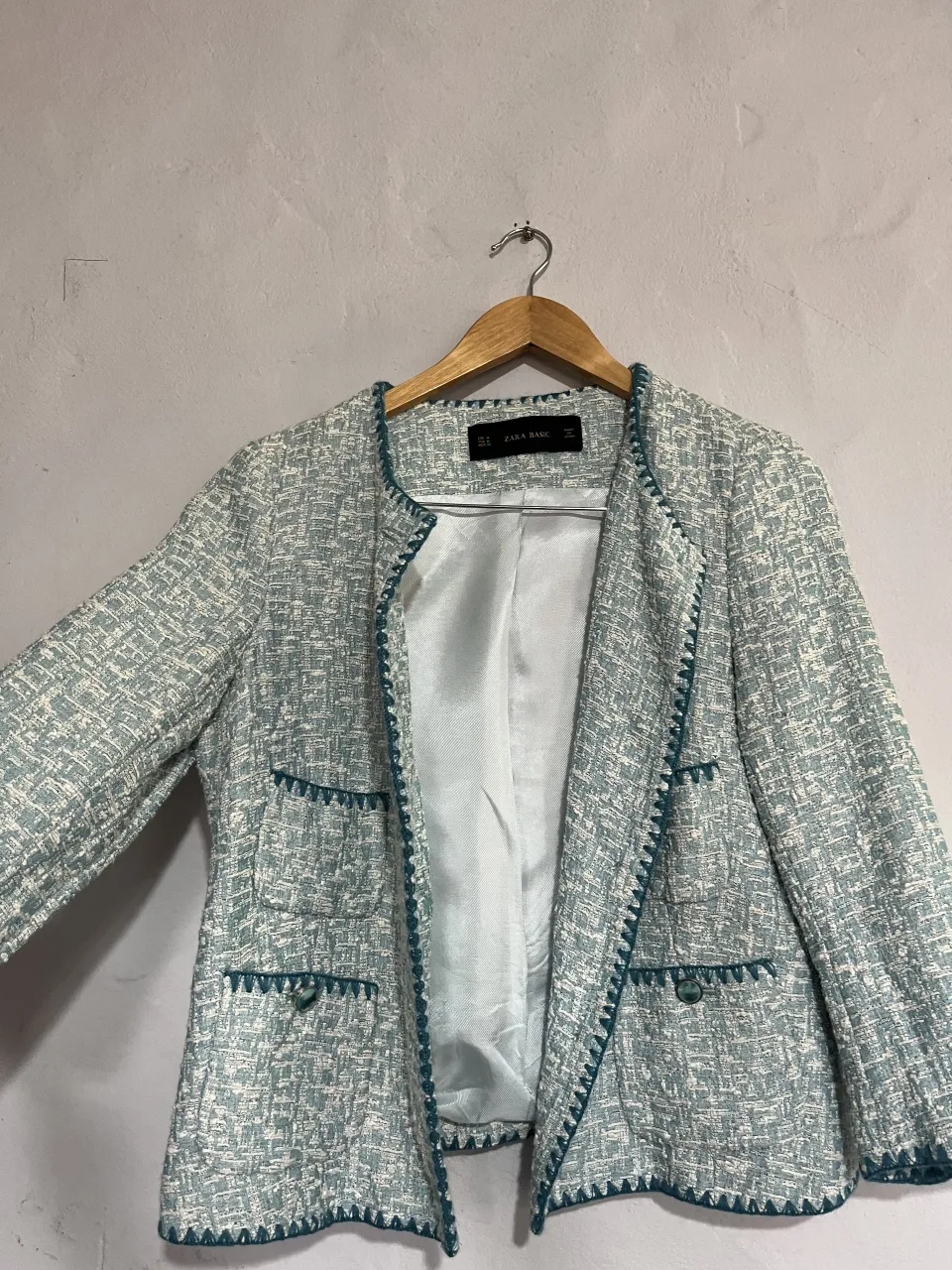 Blazer tweed con detalles en crochet, ideal para un look elegante y sofisticado. Perfecto para eventos o para darle un toque chic a tu outfit diario.