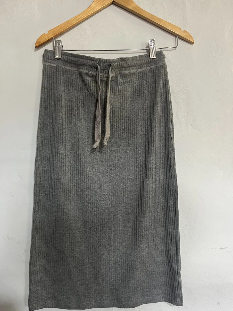 Pollera larga de morley gris, tiro alto, con cordón ajustable en la cintura. Súper cómoda y canchera, ideal para el día a día.