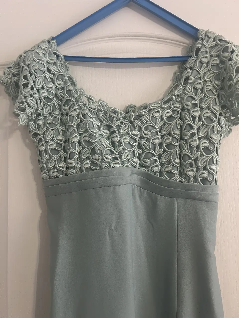Vestido midi de fiesta en color verde agua con detalles de encaje en la parte superior. Ideal para eventos especiales.