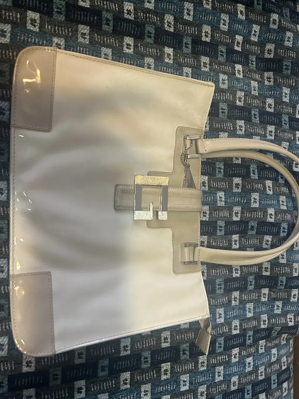 Cartera tote bag de cuero sintético en color blanco y detalles en crudo. Ideal para llevar todo lo necesario con estilo.