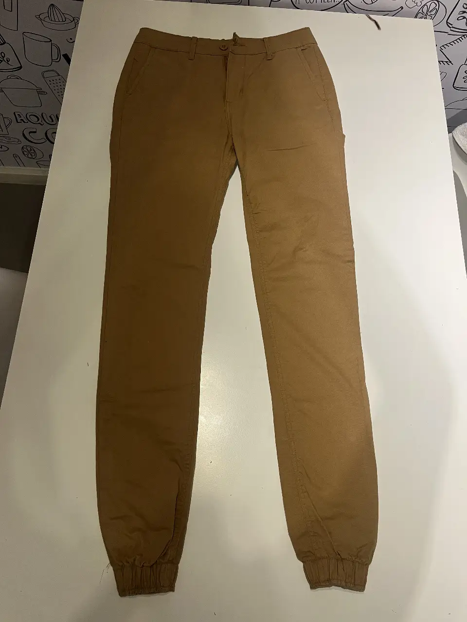 Pantalón chino de hombre, color marrón, talle 28. Ideal para un look casual y versátil.
