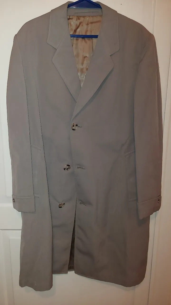 Tapado clásico de hombre, color gris claro. Ideal para un look elegante y formal. Perfecto para días frescos de otoño o invierno.