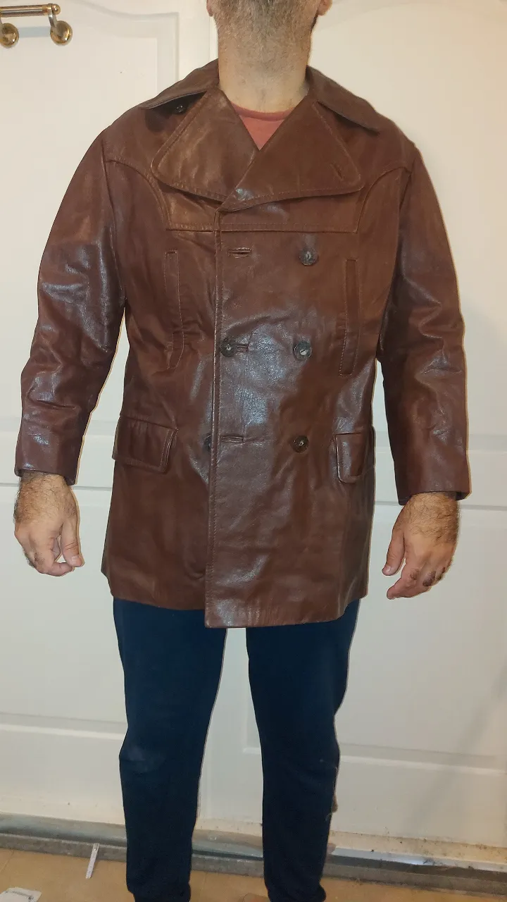 Campera de cuero marrón, estilo vintage, con doble abotonadura y cuello solapa. Ideal para un look canchero y con onda.