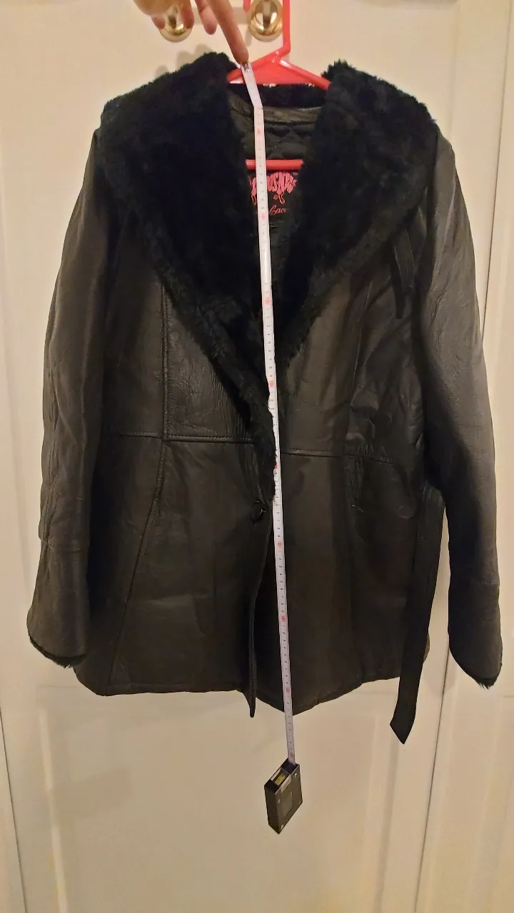 Campera de eco cuero VINTAGE,  negra con cuello y puños de piel sintética. Posee un cinturón para ajustar a la cintura. Ideal para un look canchero y abrigado.