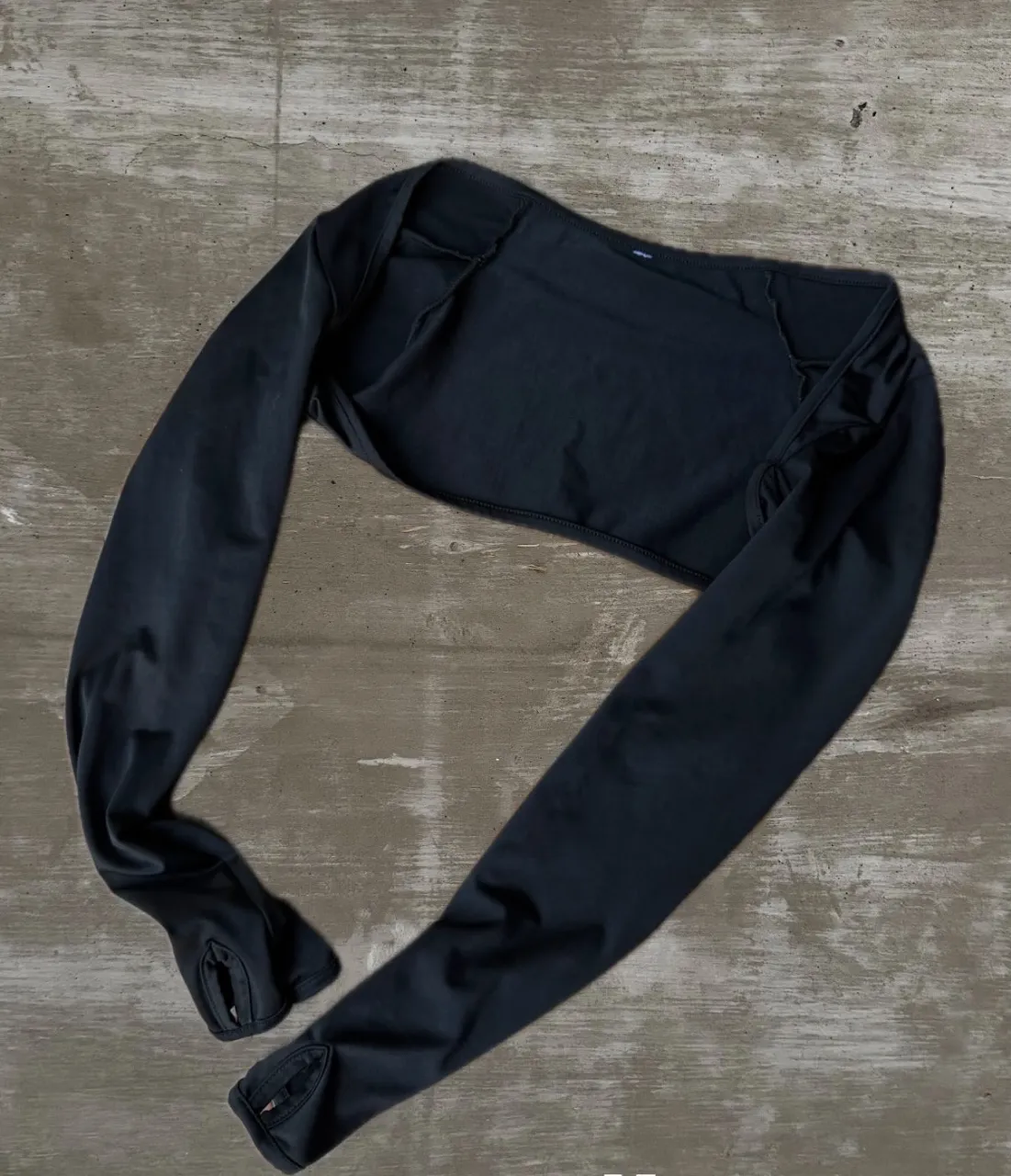 Mangas con recortes en los puños para los pulgares.