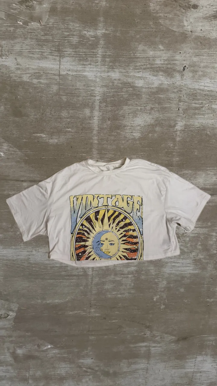 Crop top blanca con estampa de sol, luna.
