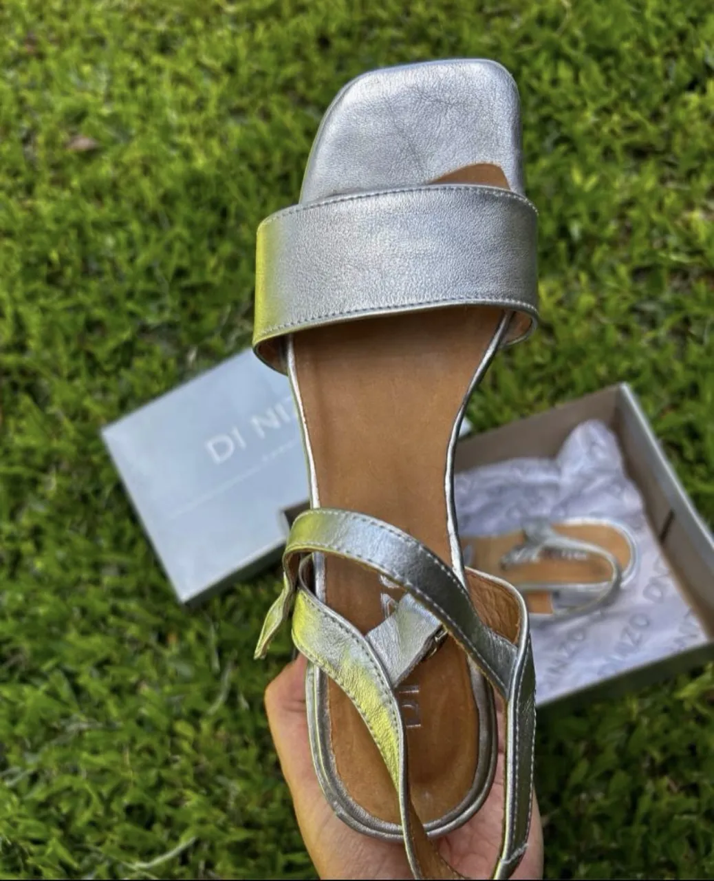 Sandalias plateadas con tiras finas y hebilla. Taco cuadrado.