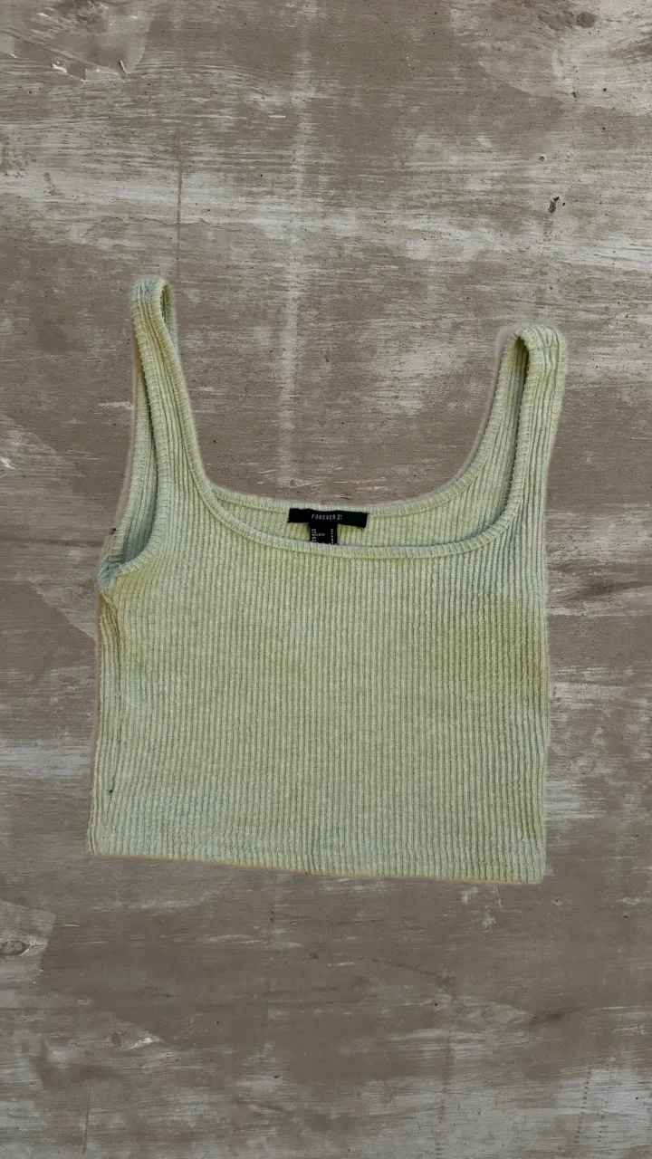 Musculosa de tejido acanalado color verde claro.