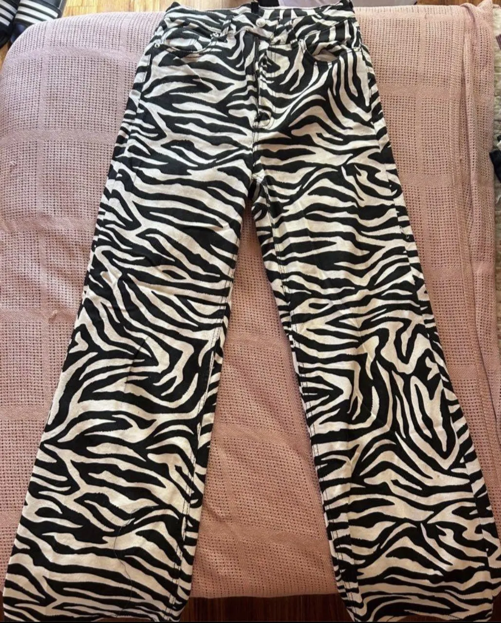 Pantalones de jean con estampa de cebra en blanco y negro.