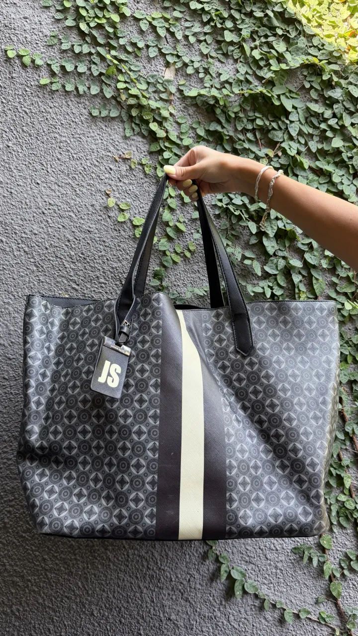 Bolso de Jackie Smith. En perfecto estado, tiras usadas. viene con su bolsa original y el monedero