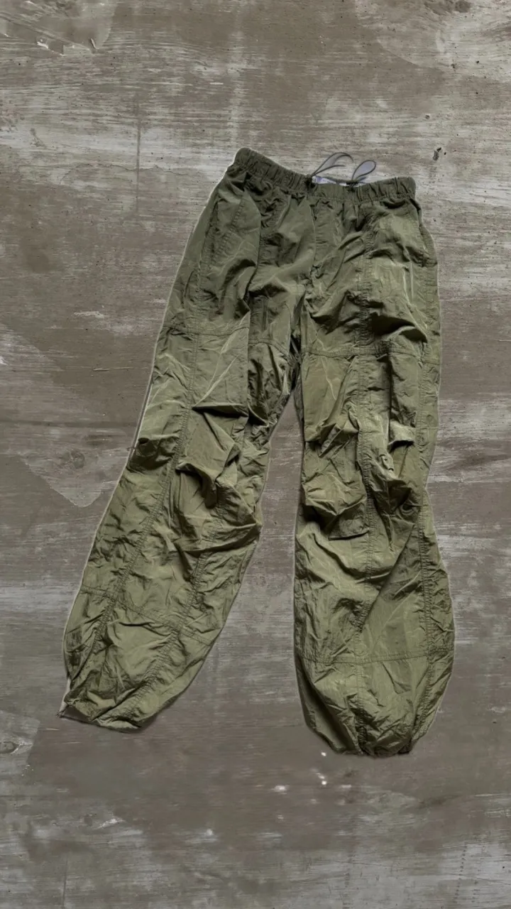 Pantalón cargo de color verde. Talle S/M Posee cordón de ajuste en la cintura y bolsillos laterales.