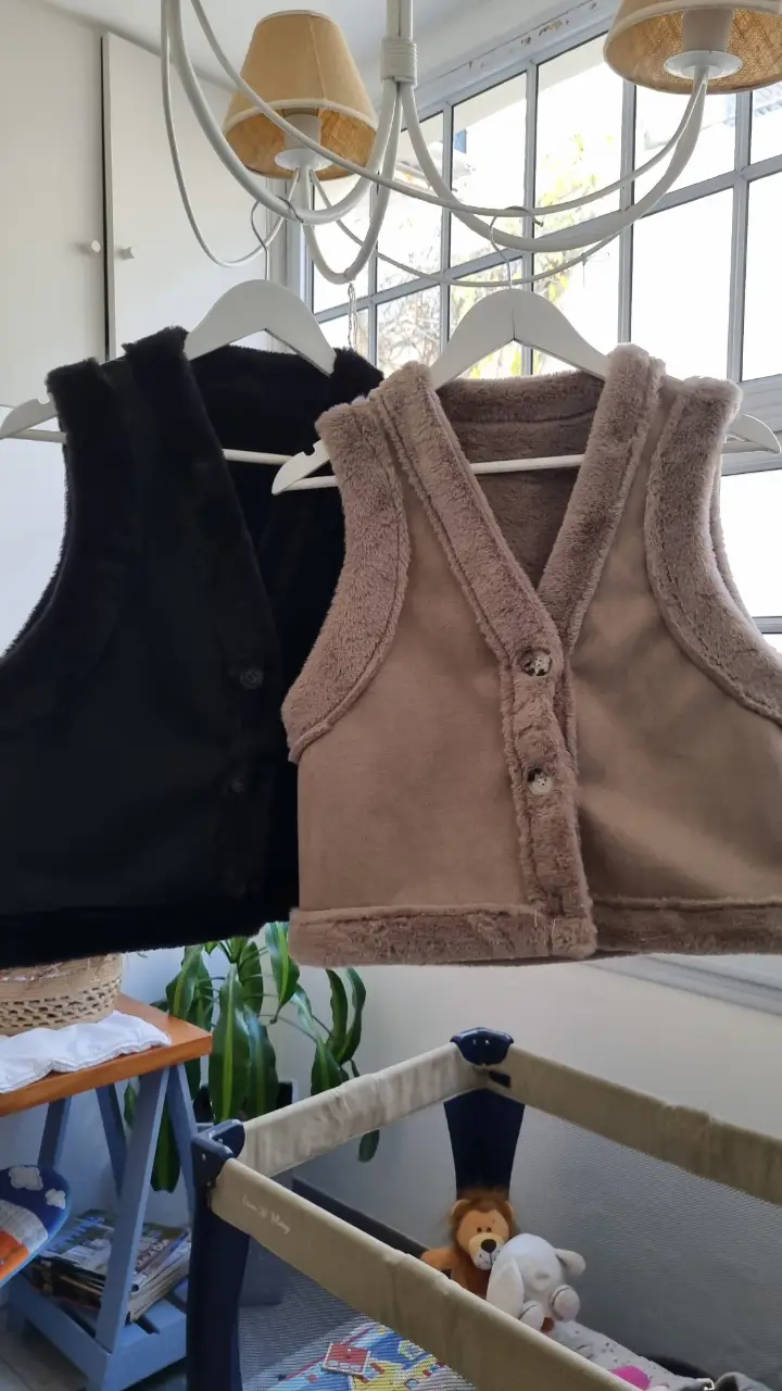 Chaleco de corderito, ideal para el invierno. Disponible en marrón. Perfecto para combinar con cualquier outfit.