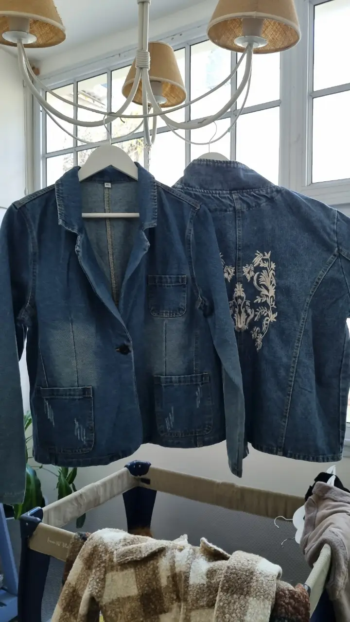 Blazer de jean azul, con detalles bordados en la espalda. (uno con bordados y otro sin).Ideal para un look casual y canchero.