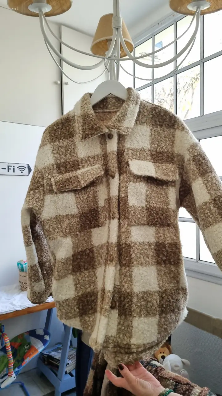 Camisa de abrigo a cuadros en tonos marrones y blanco, ideal para el invierno. Confeccionada en un tejido suave y abrigado, perfecta para un look casual y cómodo.