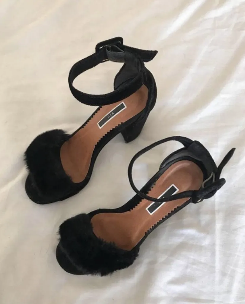 Sandalias negras con tiras 