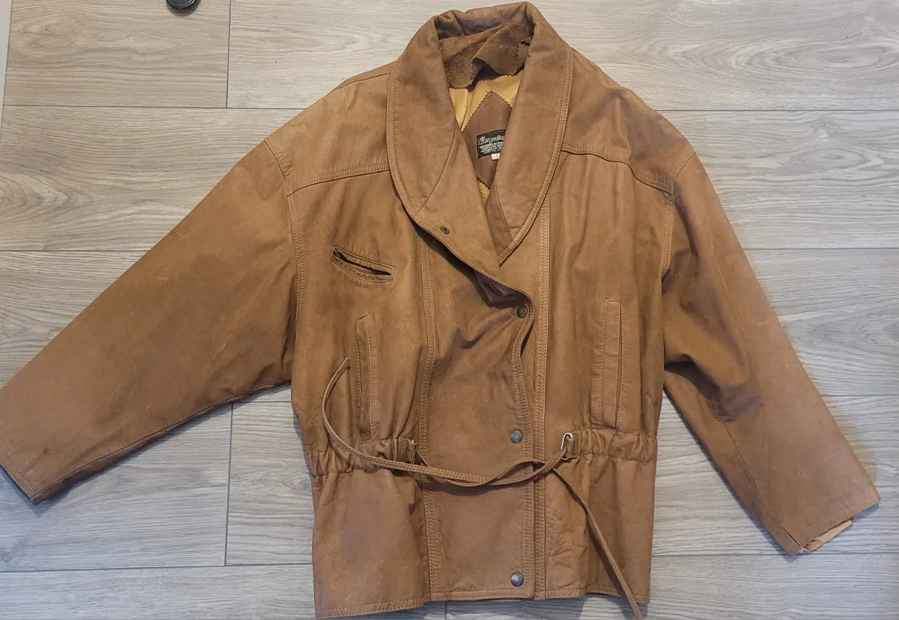 Campera de cuero nobuk marrón estilo biker, con detalles de diseño vintage. Ideal para un look casual y con onda.