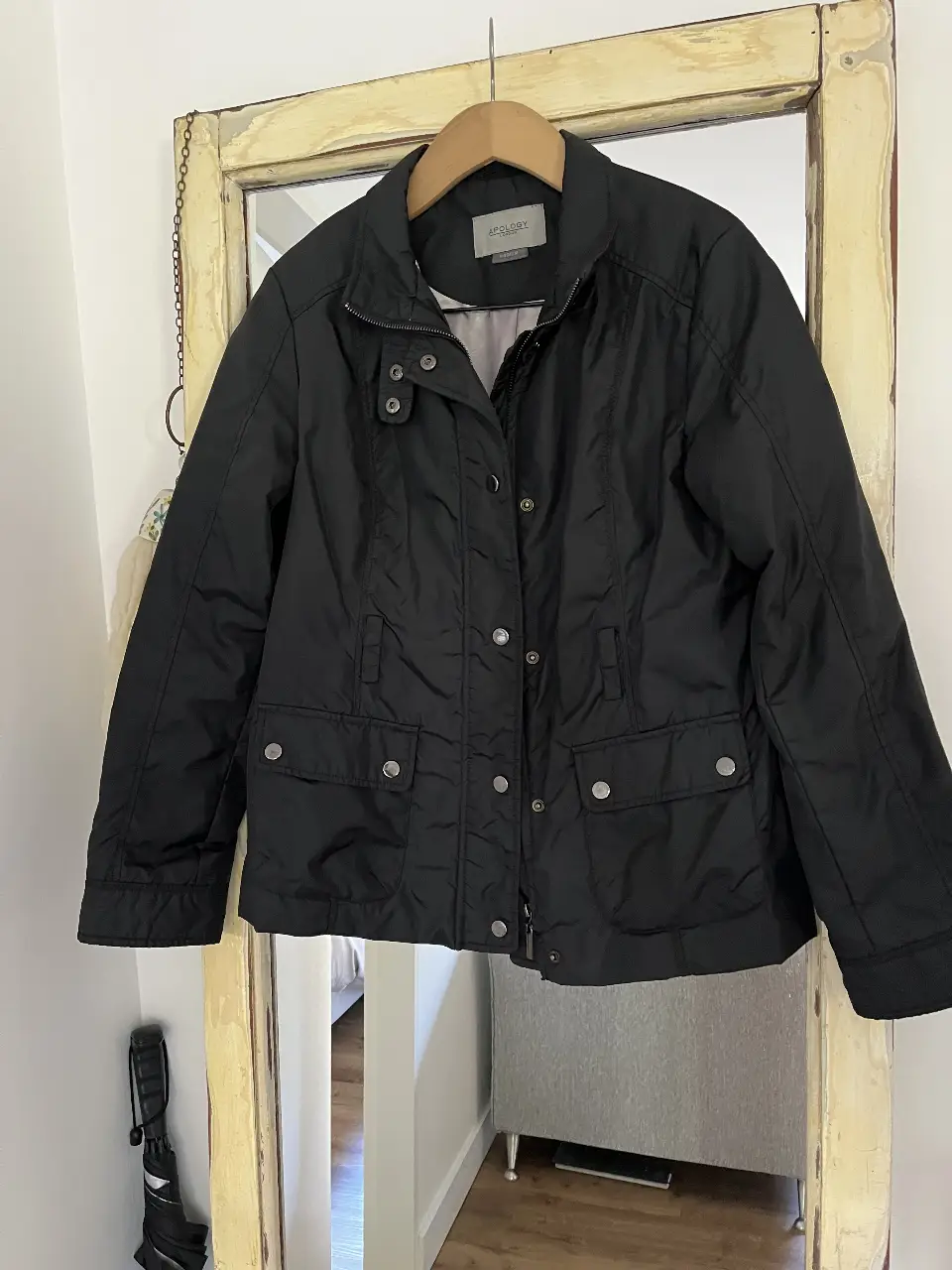 Campera negra de mujer rompe vientos e impermeable, con cierre y botones. Ideal para un look casual y abrigado.